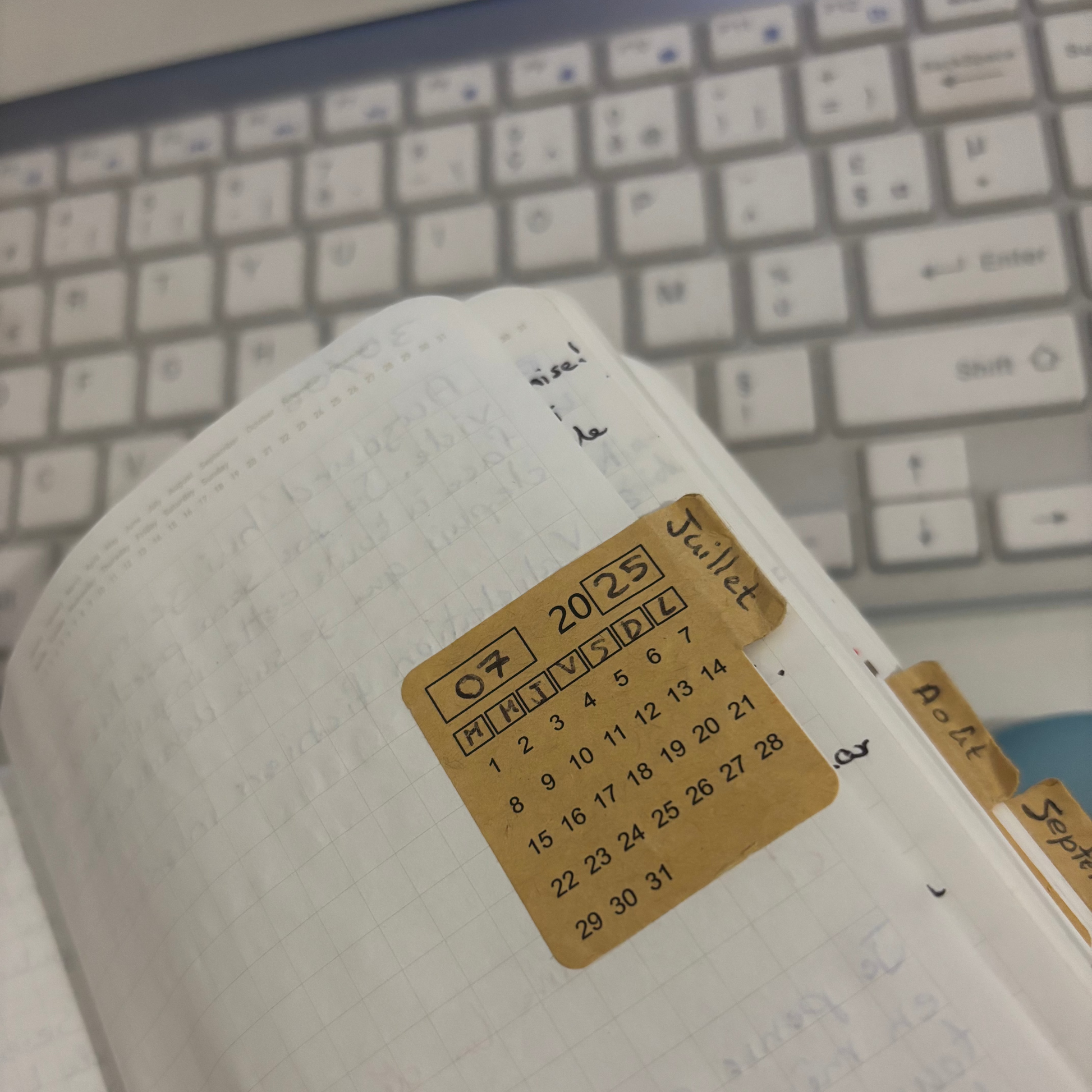 stickers onglet juillet sur un carnet